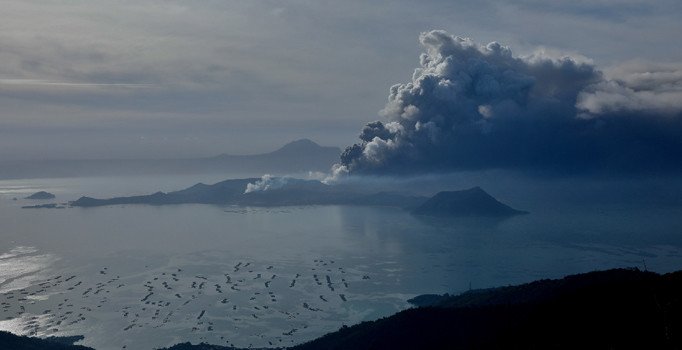Taal Yanardağı'nda ikinci patlama