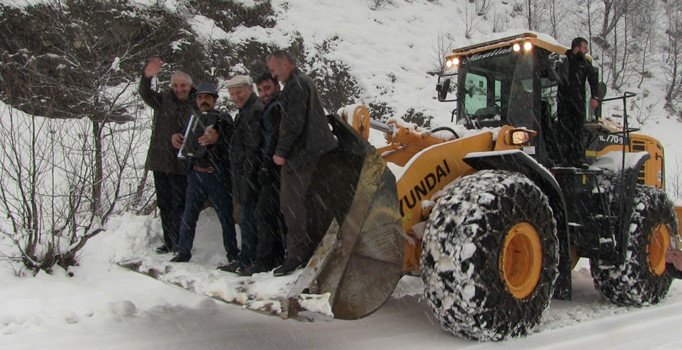 Macahel'e ulaşım kar yağışı ile birlikte güçleşti