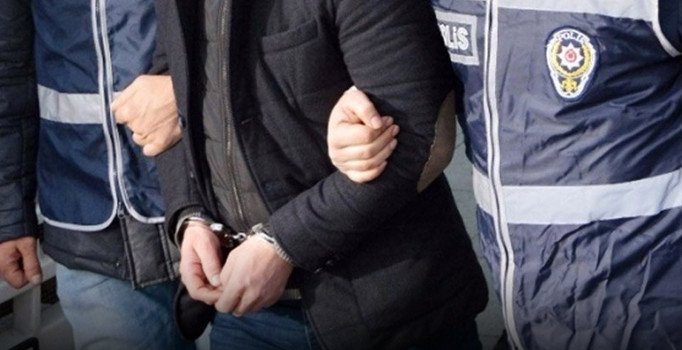 Kendisini İçişleri Bakanlığı'nda müdür olarak tanıtarak dolandırıcılık yapan kişi tutuklandı