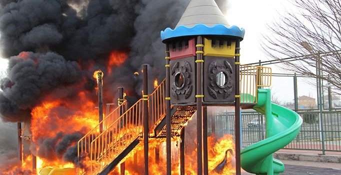 Kayseri'de çocuk parkını benzin döküp yaktılar!