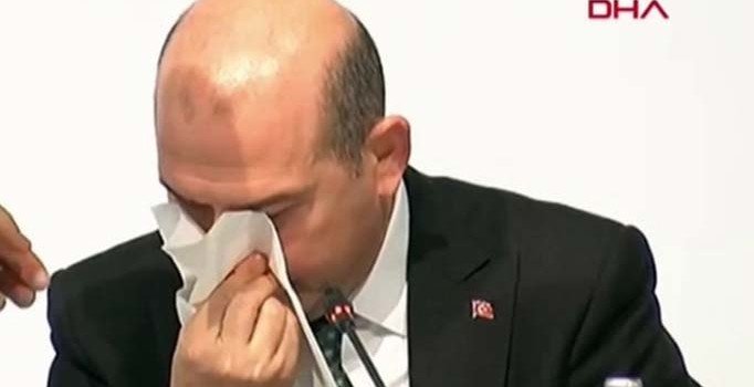 Canlı yayında rahatsızlanan Bakan Soylu'nun burnundan kan geldi