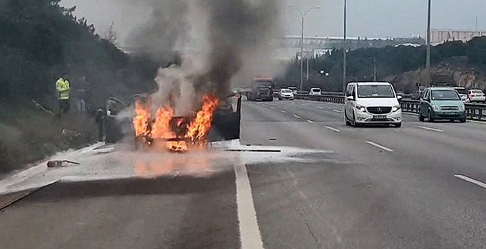 TEM'de seyreden otomobilde yangın çıktı