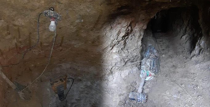 Altın dedikoduları üzerine kazdıkları tünele aydınlatma sistemi kurmuşlar
