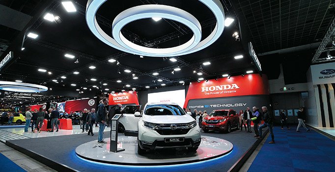 Ünlü otomobil fuarında elektrikli araçlara yoğun ilgi