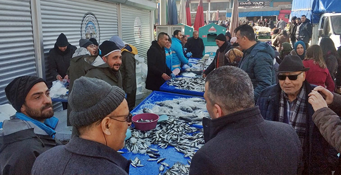Balık fiyatını düşürmeyen esnafa kızan belediye tanzim satışına başladı