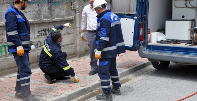 Elektrik kesintisinin nedeni araştırılırken, yer altından çekilen kaçak hat bulundu