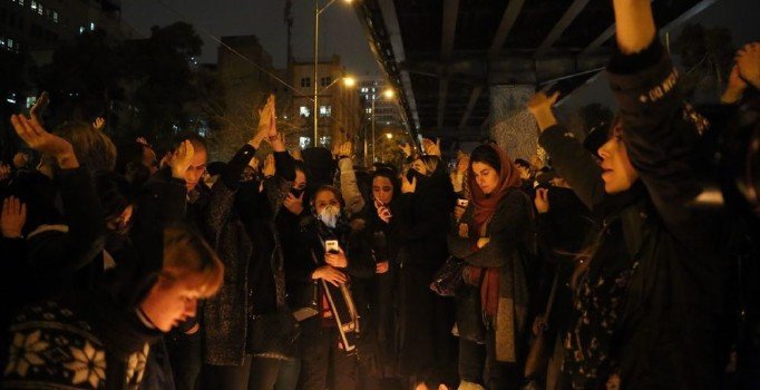 İran'da 'uçak itirafı' sonrası gösterilerde 30 kişi gözaltına alındı
