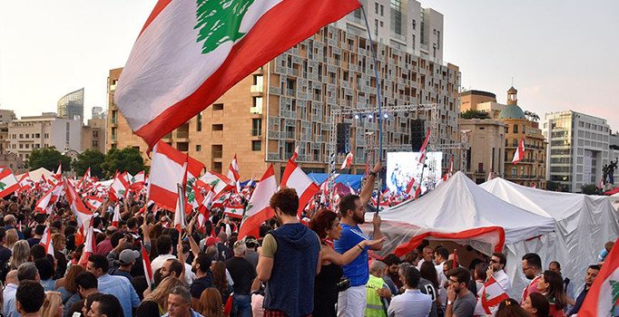'Öfke haftası' ilan eden Lübnanlı protestocular yol kapattı