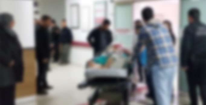 Şakalaşırken kırılan ayna parçası boğazına saplandı