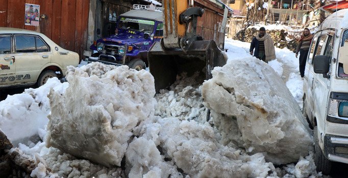 Pakistan'da kar yağışı nedeniyle ölenlerin sayısı 95'e çıktı