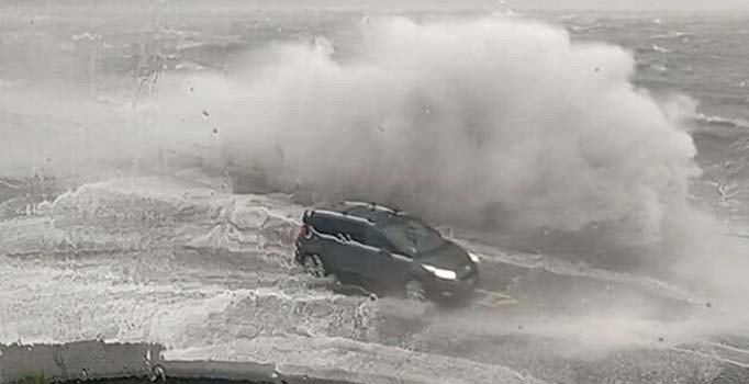 İngiltere'yi fırtına vurdu, AVM'nin metal çatısı uçtu!