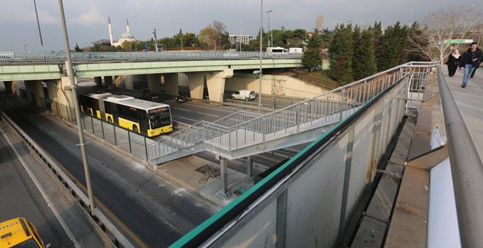 İstanbul'da Altunizade metrobüs istasyonu genişletildi