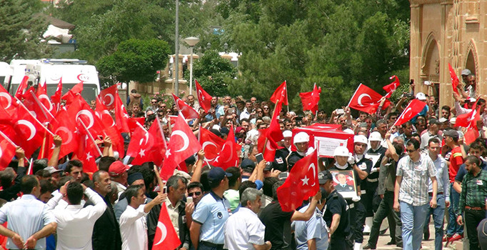 Midyat şehitleri, teröre tepki yürüyüşüyle uğurladı
