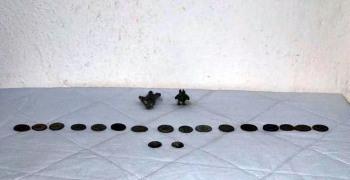 Satmak istediği 18 sikke ve 2 heykel ile jandarmaya yakalandı