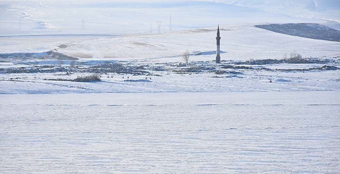 Kars Baraj Gölü dondu, görsel şölen yaşandı