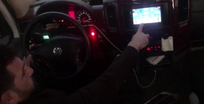 Seyir halindeyken okey oynayan şoförün sürücü belgesine el konuldu