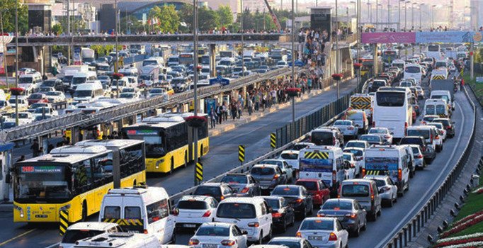 İstanbul'da yola çıkacaklar dikkat! Sömestr tatili trafiği kilitledi
