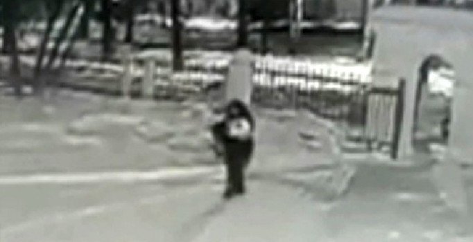 Bebeğini kar yağışının ortasında bırakıp kaçtı