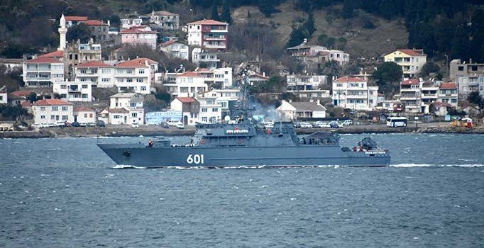Rus askeri gemileri Çanakkale Boğazı'ndan geçti