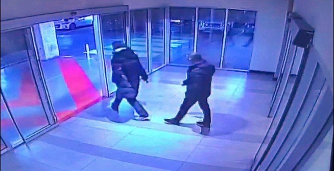 Polisin durdurmak istediği aracın sürücüsü başına ateş ederek intihar etti