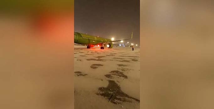 Rusya'da kalkışa hazırlanan uçağın motoru alev aldı