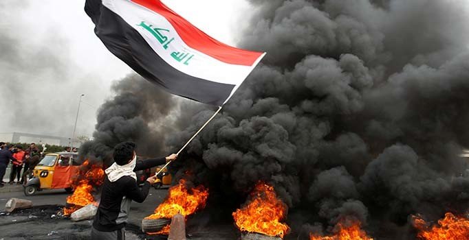 Irak'ta göstericiler Süleymani'nin afişini yaktı