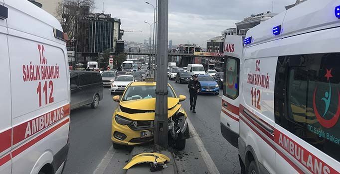 Beylikdüzü'de taksi direğe çarptı: 2 yaralı