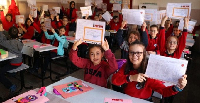 Karnesini sosyal medyada paylaşan çocuklar tehlikede