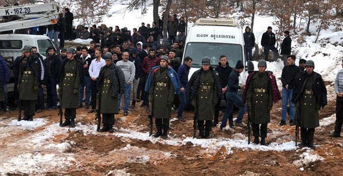 Şehit cenazesindeki gençler, üşümesinler diye montlarını askerlere giydirdi