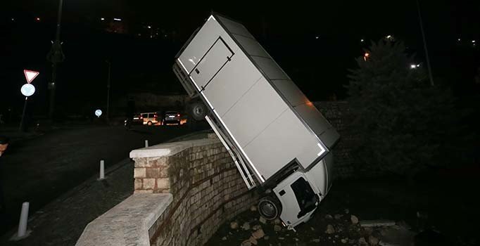 Kağıthane'de kontrolden çıkan kamyonet duvarda asılı kaldı