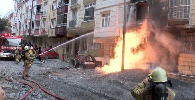 Esenyurt'ta iş makenisi doğal gaz borusunu patlattı