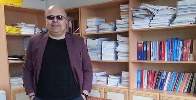 Profesör üçüncü kattan atlayarak intihar etti