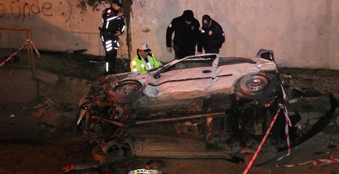 Bolu’da, köprüden uçan otomobil hurdaya döndü: 2 ölü