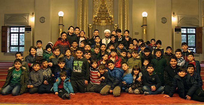 Namazını camide kılan çocuklara sürpriz hediyeler