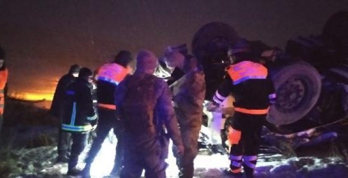 Buzda kayarak devrilen TIR'ın altında kalan sürücü öldü