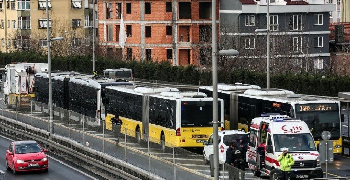 Son dakika! Okmeydanı'nda metrobüs, önündeki metrobüse çarptı