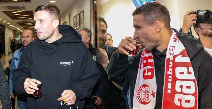 Antalyaspor ile 1,5 yıllığına el sıkışan Podolski gelir gelmez çay içti