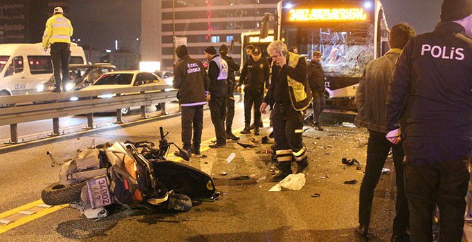 Metrobüsle motosiklet çarpıştı, 1'i ağır 2 kişi yaralandı