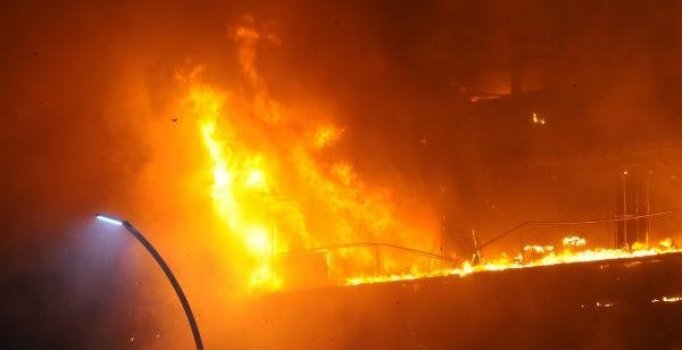 AVM’de çıkan yangında onlarca dükkan kullanılamaz hale geldi