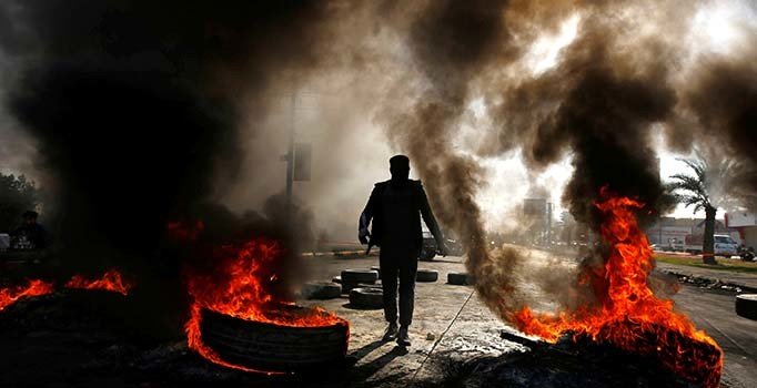 Bağdat'taki gösterilerde 14 subay da yaralandı