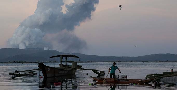 Taal Yanardağı'nın bulunduğu ada kapatılacak