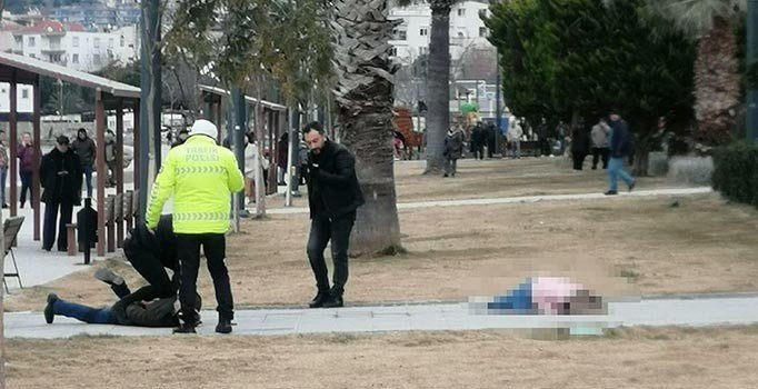 Boşanmak isteyen eşini silahla vurduktan sonra ölmesi için başında bekledi