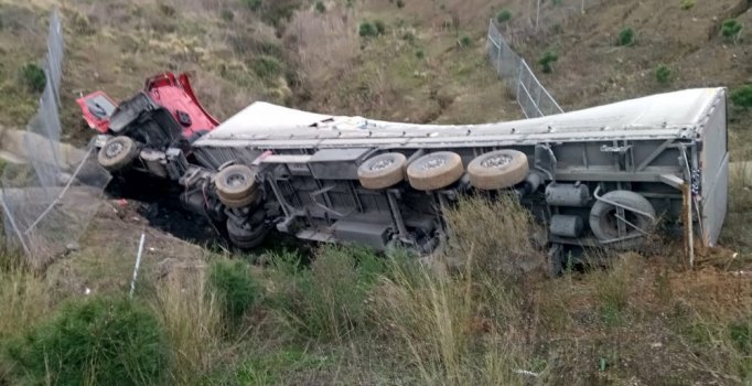 Kuzey Marmara Otoyolu'nda TIR şarampole devrildi