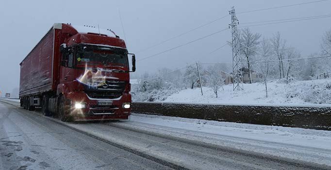 Bolu Dağı'nda kar daha da bastırdı, ağır tonajlı araçlar yolda kaldı