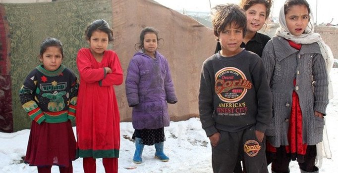 Afganistan'da soğuk hava mülteci kampında can aldı