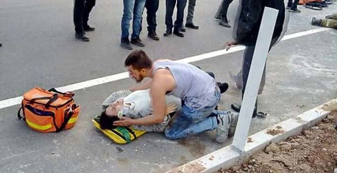 Feci kaza sonrası yaralanan hamile eşinin yanından ayrılmadı