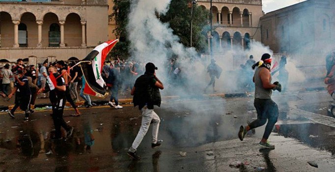 Irak'taki hükümet karşıtı protestolarda polis 3 kişiyi öldürdü