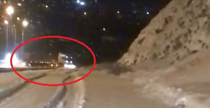 Karla kaplı yolda TIR böyle savruldu