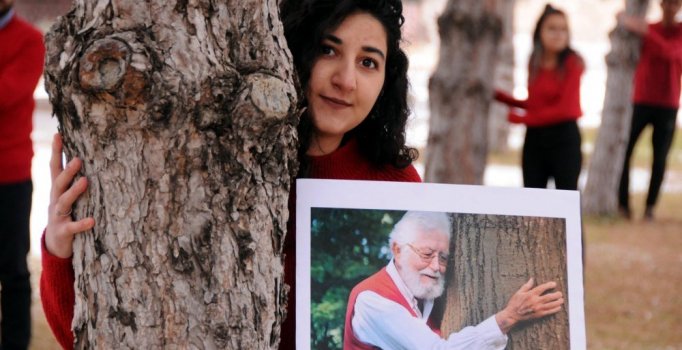 'Toprak Dede'yi kırmızı kazak giyip, ağaçlara sarılarak andılar