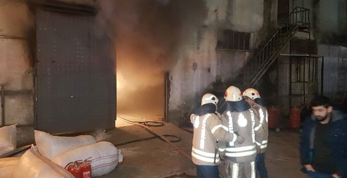 Esenyurt'ta mobilya imalathanesinde yangın
